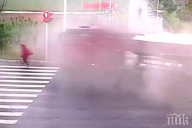 Чудо! Моторист се спаси на косъм от смъртта (ВИДЕО)
