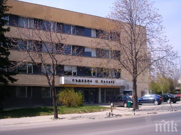 Съдът се видя в чудо! Мацка захапала ченге за крака, на друг извила врата