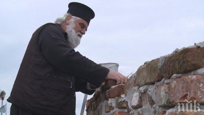 Свещеник гради манастир със собствените си ръце
