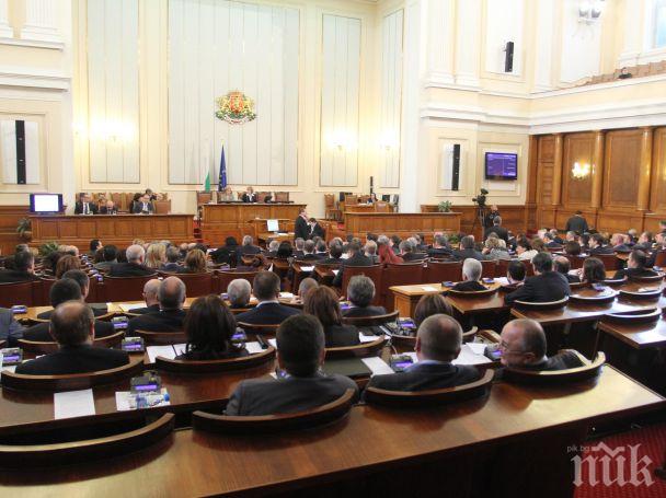 Извънредно в ПИК: Страшен скандал тресе парламента!