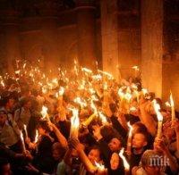 Носят Благодатния огън в Добрич от Румъния
