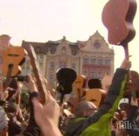 Световен рекорд! Над 7000 китари изпълниха заедно 