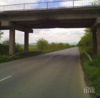 Мост край Карнобат се разпада