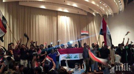 иракски депутати пострадали нахлуването демонстранти парламента
