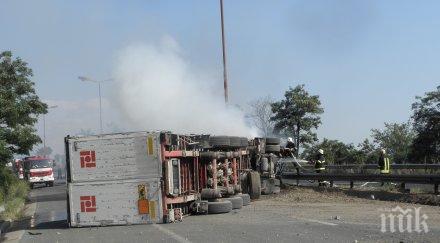 стълб падна камион пълен хора индия души загинаха