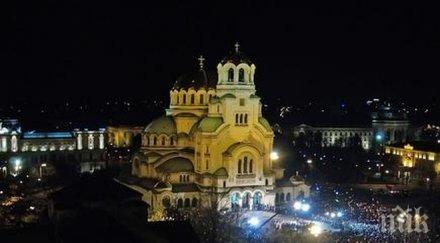 храмът александър невски полицейска обсада стотици миряни стичат нощта възкресението изцерение чудотворната икона