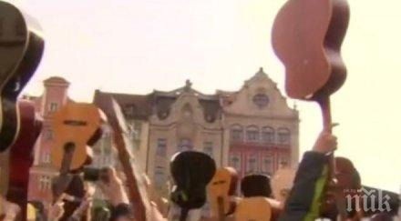 световен рекорд 7000 китари изпълниха заедно хей джо джими хендрикс