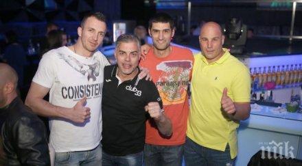 танцьорки клуб показаха сочни форми снимки