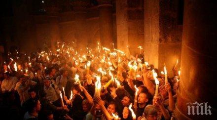 хиляди запалиха свещите благодатния огън видео