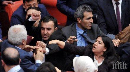 спор конституцията предизвика меле турския парламент