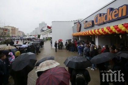 Търговски трик: Клиенти висят 6 часа на километрична опашка за пържени пилета (видео)