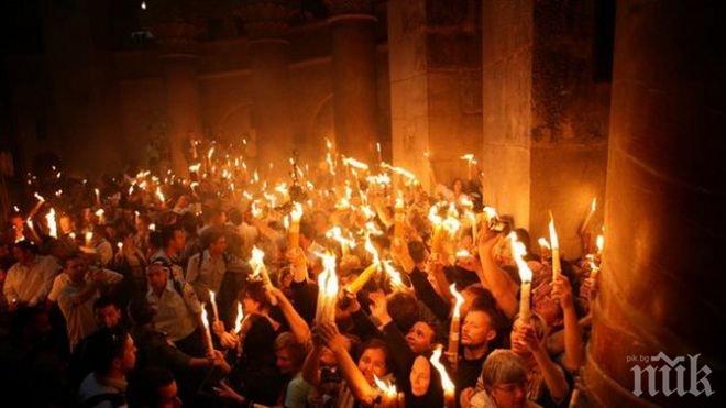 Носят Благодатния огън в Добрич от Румъния
