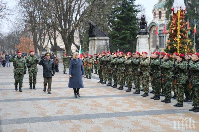 Цецка Цачева прие почетния караул в Панагюрище по повод 140 г. от Априлското въстание