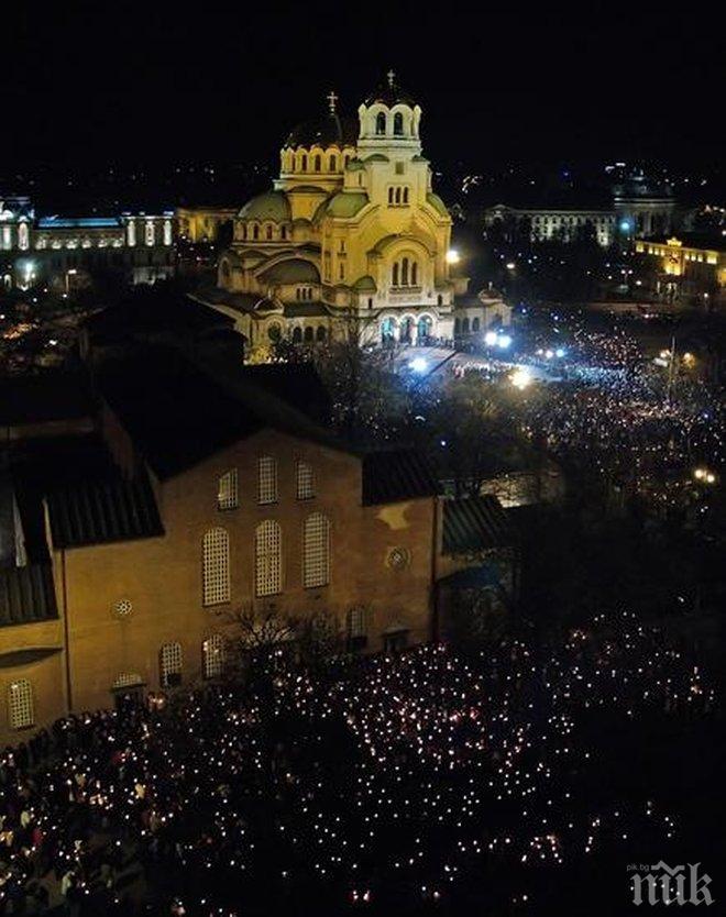 Храмът Св. Александър Невски под полицейска обсада!  Стотици миряни се стичат за нощта на Възкресението и за изцерение от чудотворната икона