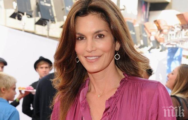 Синди Крауфорд засрами младите дами! Ето как влезе във форма 