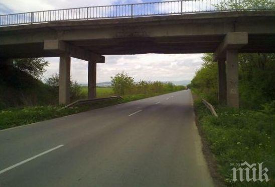 Мост край Карнобат се разпада