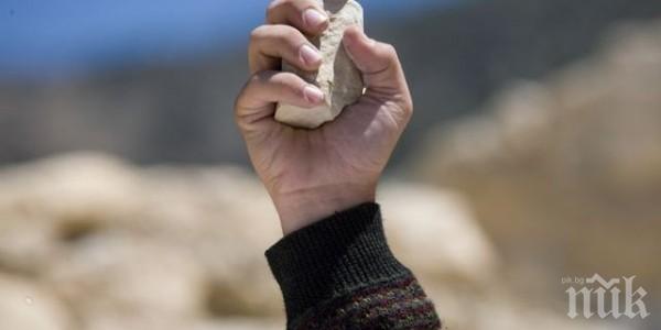 Подивяла тълпа уби брутално иранка на площад в Техеран!  (ВИДЕО 18+)