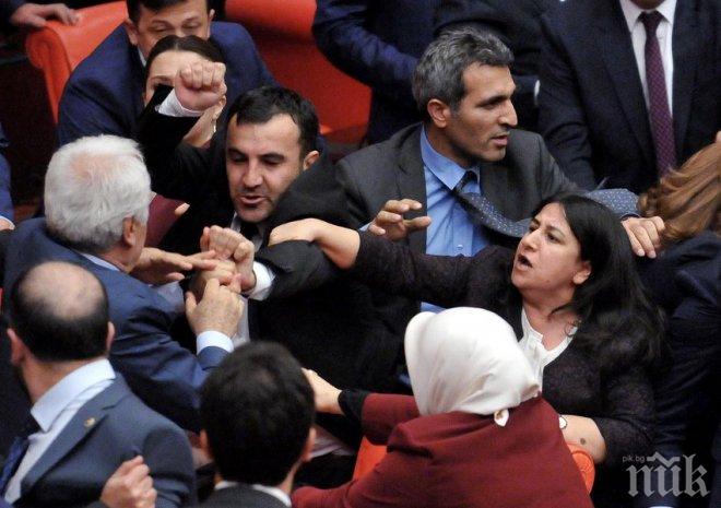 Спор за конституцията предизвика меле в турския парламент 