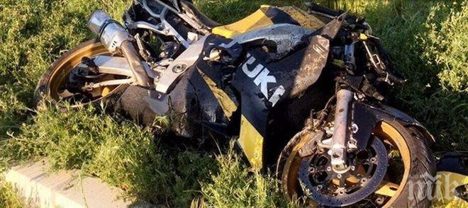 Извънредно! Моторист се размаза зверски край Тънково, състоянието му е много тежко 