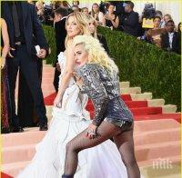 Всички се питат: Какво, по дяволите, е обула Лейди Гага?