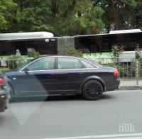 Извънредно в ПИК! Шофьор на автобус 102 почина зад волана! Има ранени (ЕКСКЛУЗИВНИ СНИМКИ)