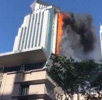 Ад под небето в Китай: Небостъргач пламна като след атентат (снимки/видео)
