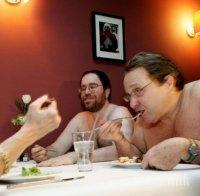 Уникум! Ресторант приема само голи клиенти