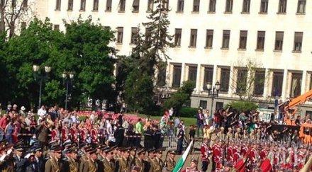 военнослужещи бойна техника окупират центъра софия вечер