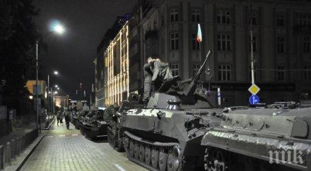 пик танкове окупират жълтите павета живеещите наоколо паника снимки