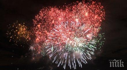 празнична феерия 000 фойерверка избухват москва