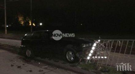 екшън тъмно кола заби ограда столичен булевард шофьорът избяга