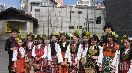светла сряда играят обичаите мара лишанка ладино хоро