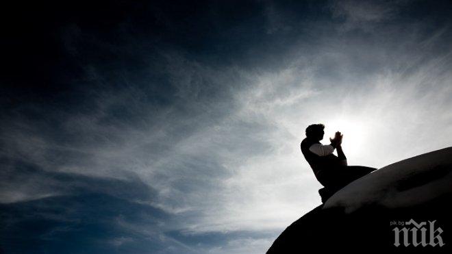 Мъж поиска ограничителна заповед срещу Бог, държал се зле с него