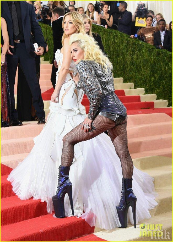 Всички се питат: Какво, по дяволите, е обула Лейди Гага?