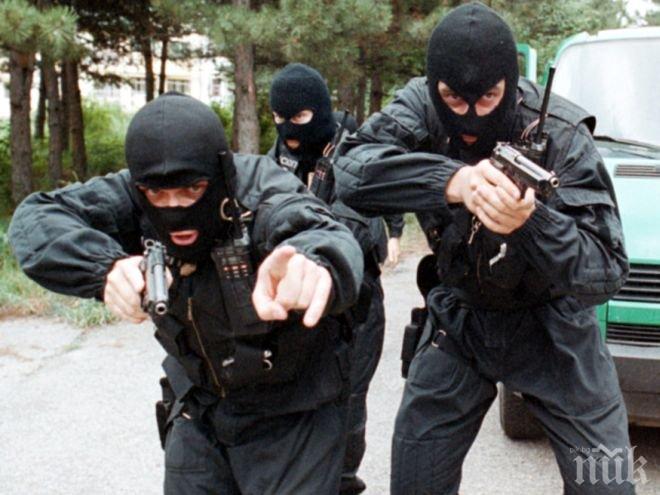 Маскирани ченгета арестуваха банда цигани след погром над патрулка