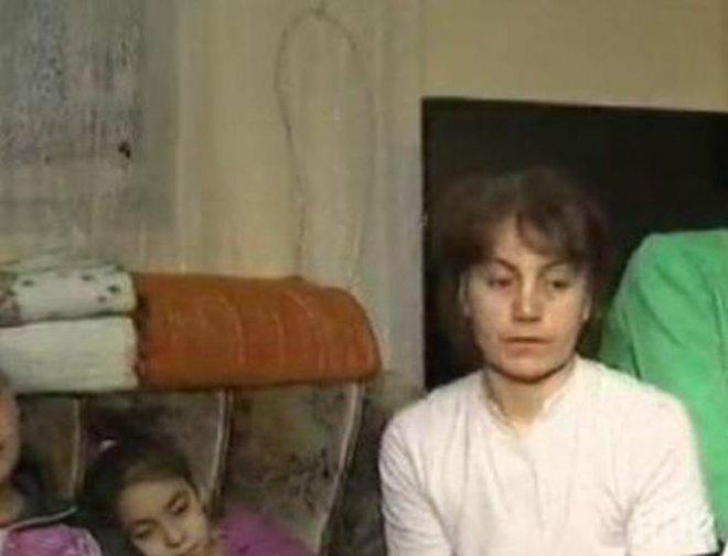 Потресаваща история! 9-членно семейство живее в мазе, бащата е болен от рак 