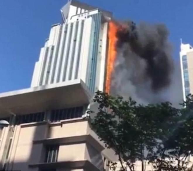Ад под небето в Китай: Небостъргач пламна като след атентат (снимки/видео)

