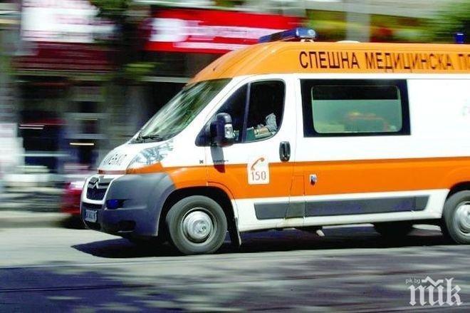Меле в Перник! Трима бабаити нападнаха екип на Спешна помощ, потрошиха линейката