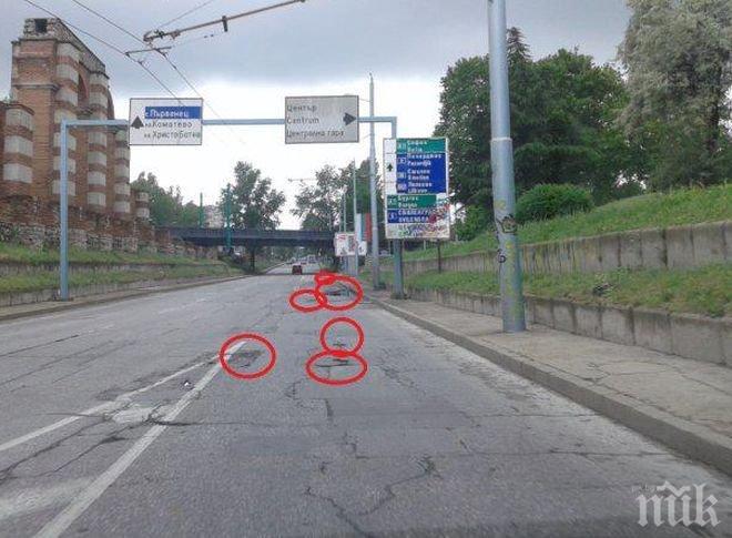 Страшната яма на Коматевския възел - за 20 метра, 6 дупки (СНИМКА)

