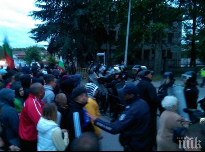 Извънредно! Страшен екшън в Раднево! Протестиращи пробиха полицейските заграждения, хвърчат бомбички и бутилки
