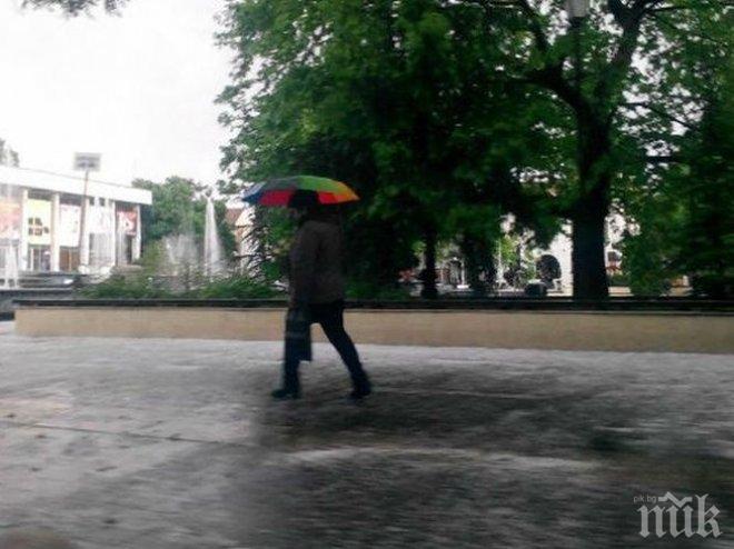 Потоп! Улиците в Монтанско се превърнаха в реки (СНИМКА)