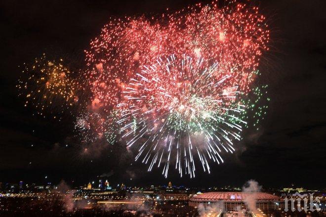 Празнична феерия: 10 000 фойерверка избухват над Москва на 9 май