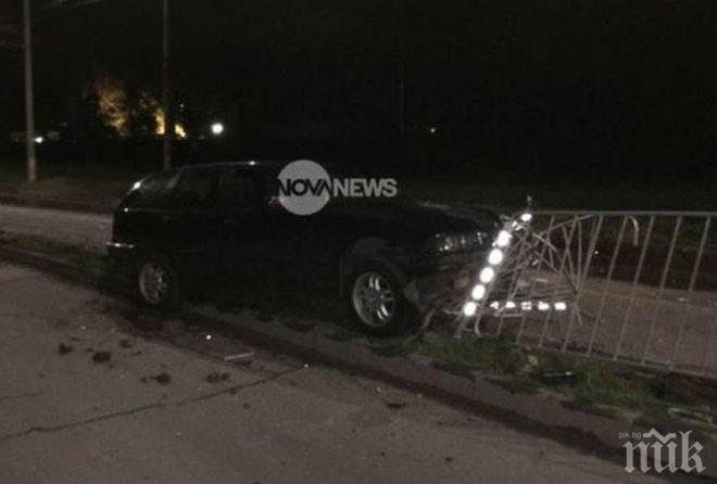 Екшън по тъмно! Кола се заби в ограда на столичен булевард, шофьорът избяга 