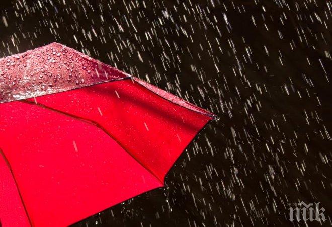 Валежите продължават, остава по-хладно