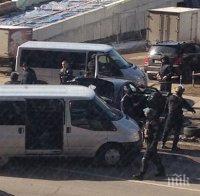 ЕКШЪН! Мъж застреля с карабина петима мотоциклетисти 