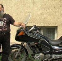 Поп рокер „лети” с мотор от село в село, служи в 56 храма