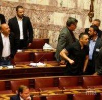 Меле в гръцкия парламент! Депутати нападнаха министър, охраната едва го спаси 