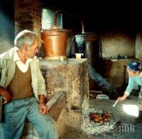 ШОК! Онколози алармират: Домашната ракия докарва рак