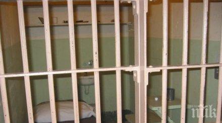 двама пазачи пострадали сериозно нападение британския затвор уормууд скръбс