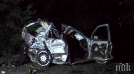 кървав почивните дни вижте остана колата катастрофата трима загинали хаинбоаз снимки